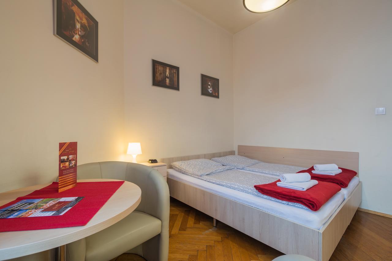 Euro-Room Rooms & Apartments Красков Екстериор снимка