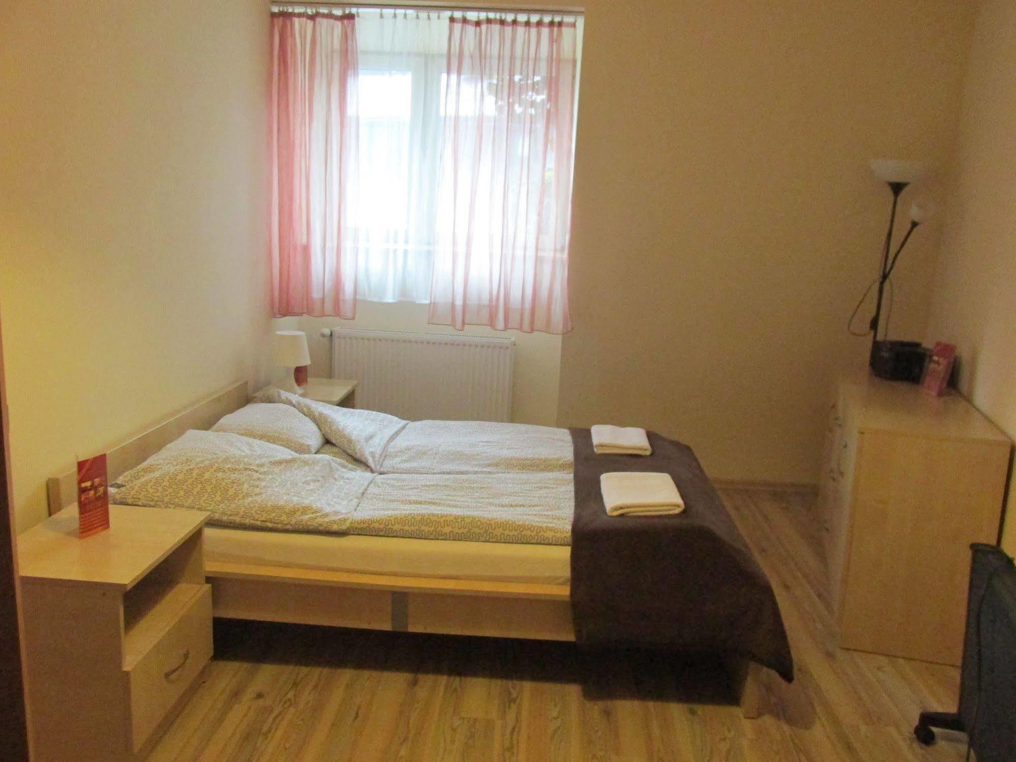 Euro-Room Rooms & Apartments Красков Екстериор снимка